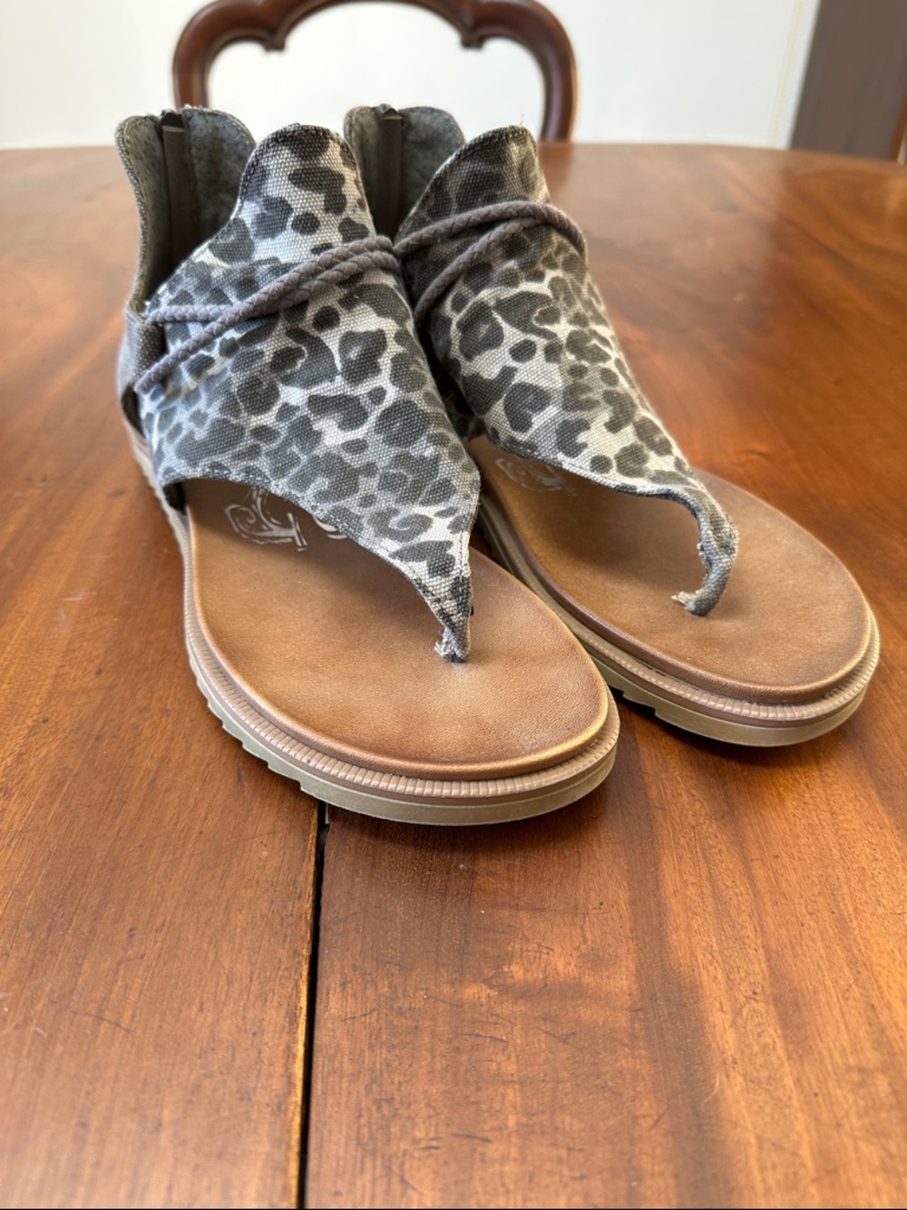 Very G Gray Leopard-Print Toe-Post Sandals with Brown Footbed